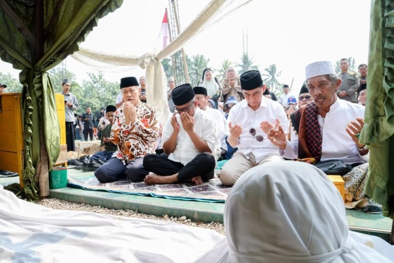 Andra Soni usai melakukan peletakan batu pertama pembangunan kawasan ziarah Syekh Asnawi Caringin, Minggu (9/8/2026). FOTO: Setda Provinsi Banten
