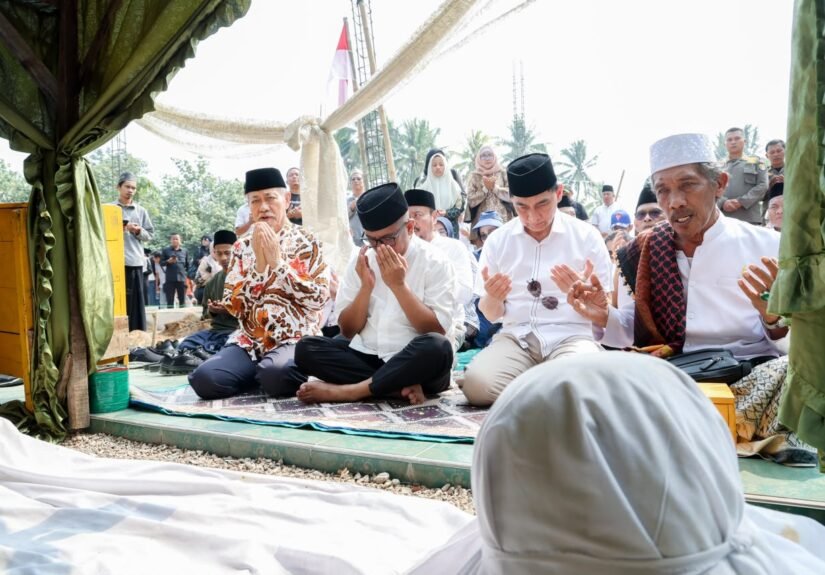 Andra Soni usai melakukan peletakan batu pertama pembangunan kawasan ziarah Syekh Asnawi Caringin, Minggu (9/8/2026). FOTO: Setda Provinsi Banten