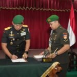 Estafet kepemimpinan Korem 071/Wijayakusuma resmi berganti. Brigjen TNI Lukman Hakim, M.Han., menyerahkan tongkat komando Korem 071/Wijayakusuma kepada Kolonel Inf Sidik Wiyono, S.H., M.Han., . FOTO: PORTALBMI.ID