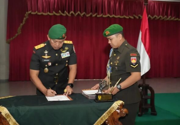 Estafet kepemimpinan Korem 071/Wijayakusuma resmi berganti. Brigjen TNI Lukman Hakim, M.Han., menyerahkan tongkat komando Korem 071/Wijayakusuma kepada Kolonel Inf Sidik Wiyono, S.H., M.Han., . FOTO: PORTALBMI.ID
