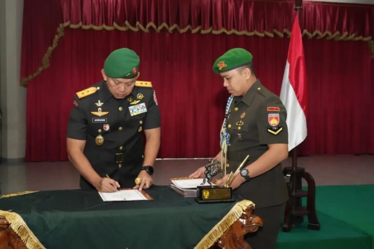 Estafet kepemimpinan Korem 071/Wijayakusuma resmi berganti. Brigjen TNI Lukman Hakim, M.Han., menyerahkan tongkat komando Korem 071/Wijayakusuma kepada Kolonel Inf Sidik Wiyono, S.H., M.Han., . FOTO: PORTALBMI.ID