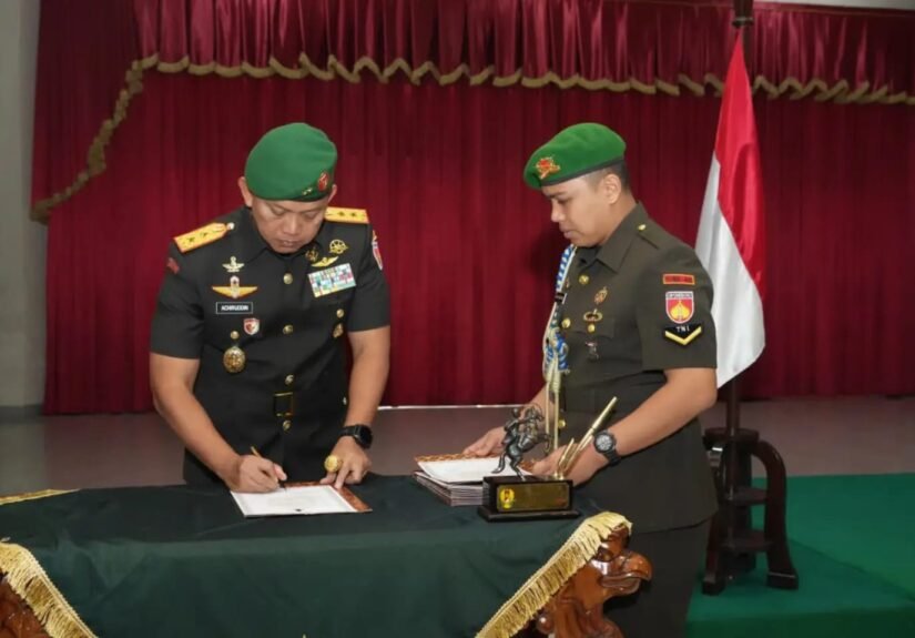Estafet kepemimpinan Korem 071/Wijayakusuma resmi berganti. Brigjen TNI Lukman Hakim, M.Han., menyerahkan tongkat komando Korem 071/Wijayakusuma kepada Kolonel Inf Sidik Wiyono, S.H., M.Han., . FOTO: PORTALBMI.ID