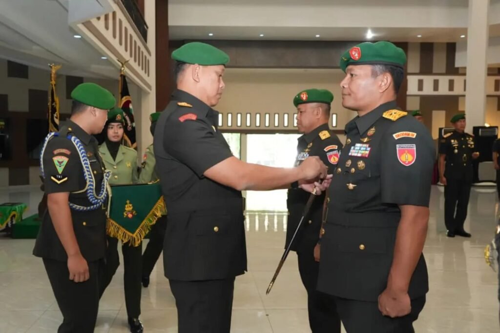 Estafet kepemimpinan Korem 071/Wijayakusuma resmi berganti. Brigjen TNI Lukman Hakim, M.Han., menyerahkan tongkat komando Korem 071/Wijayakusuma kepada Kolonel Inf Sidik Wiyono, S.H., M.Han., . FOTO: PORTALBMI.ID