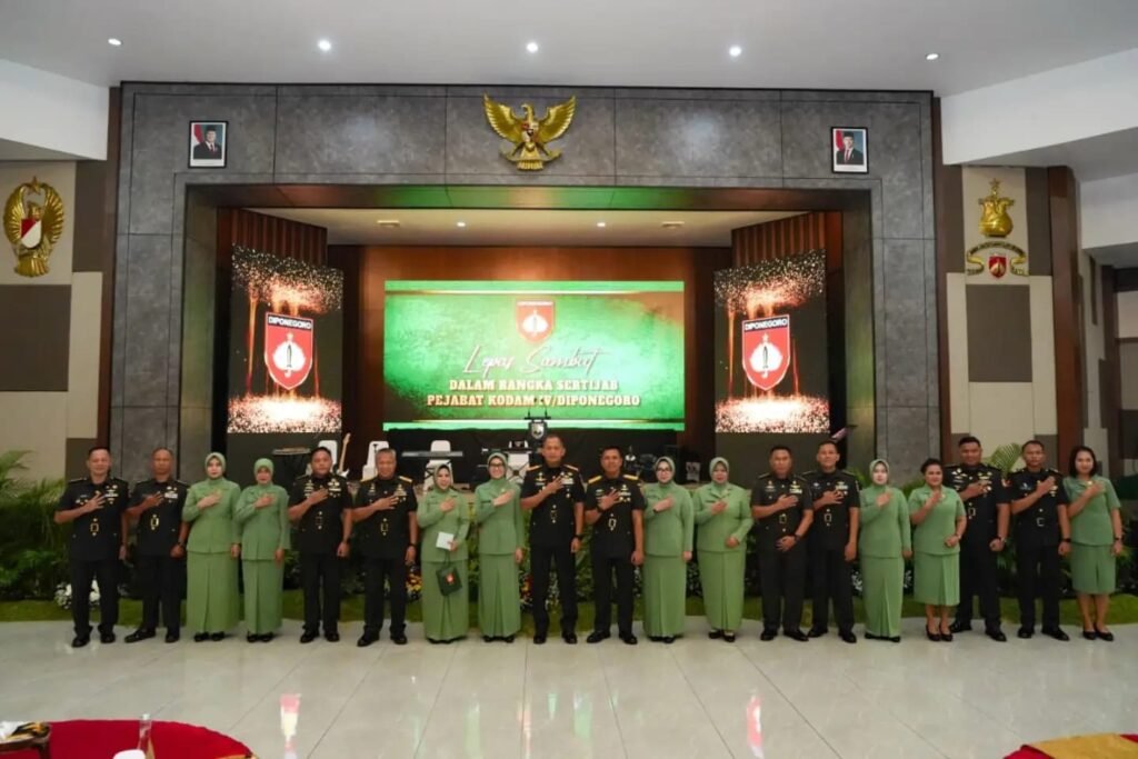 Estafet kepemimpinan Korem 071/Wijayakusuma resmi berganti. Brigjen TNI Lukman Hakim, M.Han., menyerahkan tongkat komando Korem 071/Wijayakusuma kepada Kolonel Inf Sidik Wiyono, S.H., M.Han., . FOTO: PORTALBMI.ID