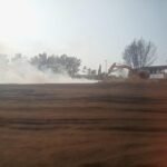 Batu Bara Dermaga Indah Kiat Merak Keluarkan Asap Tebal, Bau Menyengat Dikeluhkan Warga. FOTO: Budi05/PORTALBMI.ID
