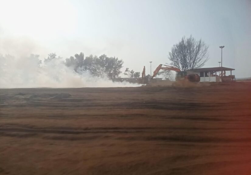 Batu Bara Dermaga Indah Kiat Merak Keluarkan Asap Tebal, Bau Menyengat Dikeluhkan Warga. FOTO: Budi05/PORTALBMI.ID
