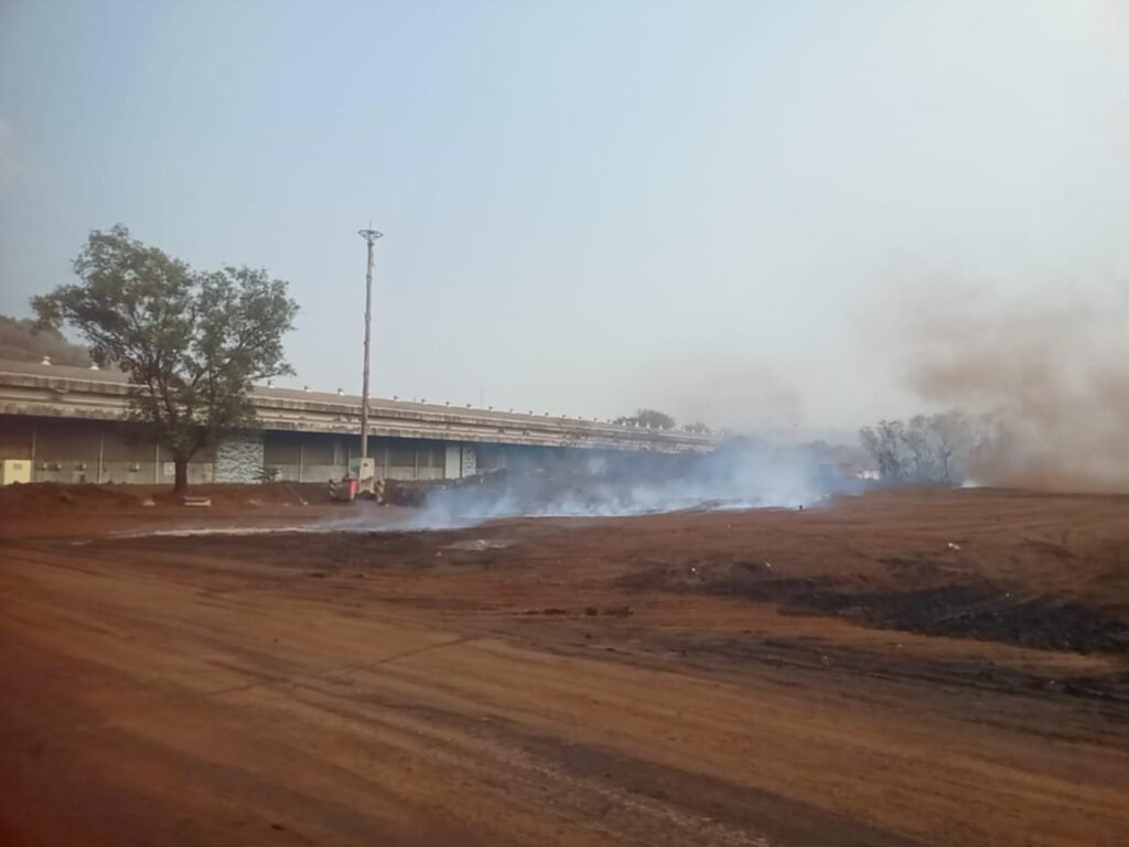 Batu Bara Dermaga Indah Kiat Merak Keluarkan Asap Tebal, Bau Menyengat Dikeluhkan Warga. FOTO: Budi05/PORTALBMI.ID