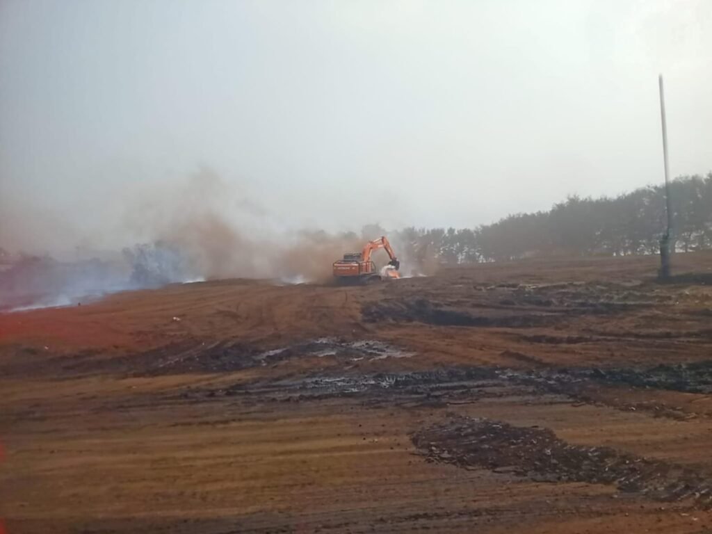 Batu Bara Dermaga Indah Kiat Merak Keluarkan Asap Tebal, Bau Menyengat Dikeluhkan Warga. FOTO: Budi05/PORTALBMI.ID