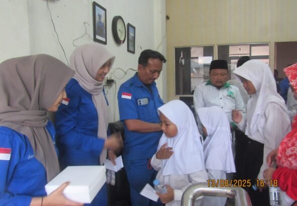 PT Alhadi Lampung Berjaya (ALB) memperingati hari jadi ke-1 dengan menggelar kegiatan sosial berupa pengajian dan santunan anak yatim. FOTO: Budi05/PORTALBMI.ID