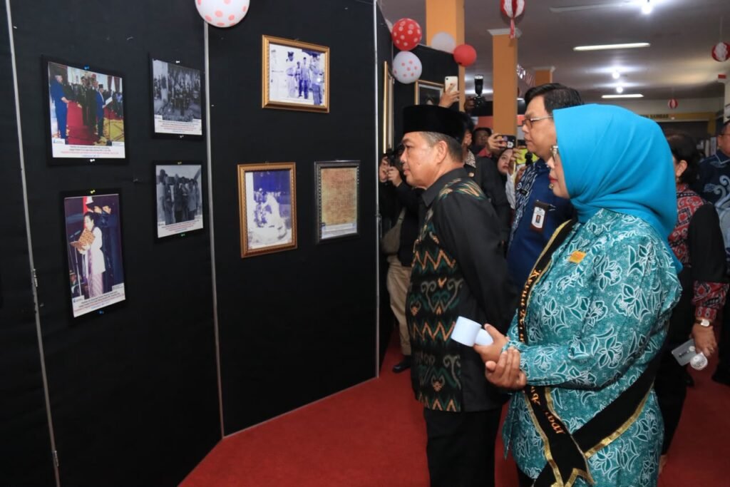 Gubernur Kalimantan Barat Ria Norsan membuka Pameran Kearsipan dalam rangka memperingati Hari Ulang Tahun (HUT) RI ke-81. FOTO: Aef05/PORTALBMI.ID