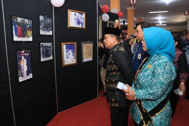 Gubernur Kalimantan Barat Ria Norsan membuka Pameran Kearsipan dalam rangka memperingati Hari Ulang Tahun (HUT) RI ke-81. FOTO: Aef05/PORTALBMI.ID