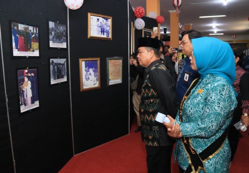 Gubernur Kalimantan Barat Ria Norsan membuka Pameran Kearsipan dalam rangka memperingati Hari Ulang Tahun (HUT) RI ke-81. FOTO: Aef05/PORTALBMI.ID