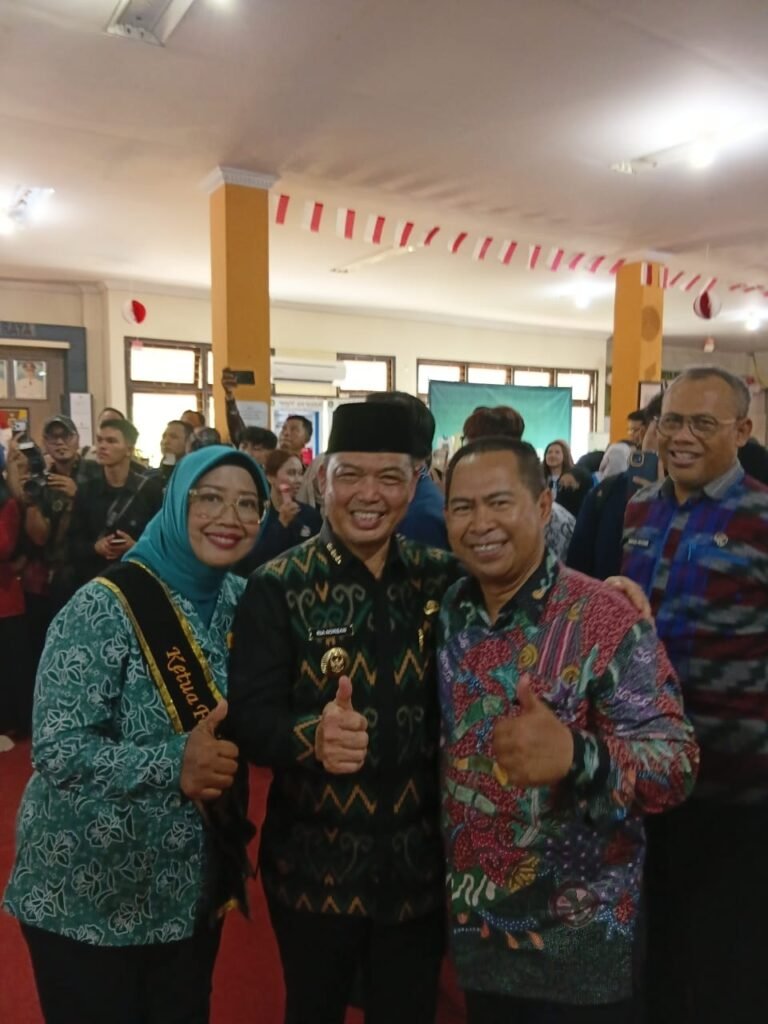 Gubernur Kalimantan Barat Ria Norsan membuka Pameran Kearsipan dalam rangka memperingati Hari Ulang Tahun (HUT) RI ke-81. FOTO: Aef05/PORTALBMI.ID