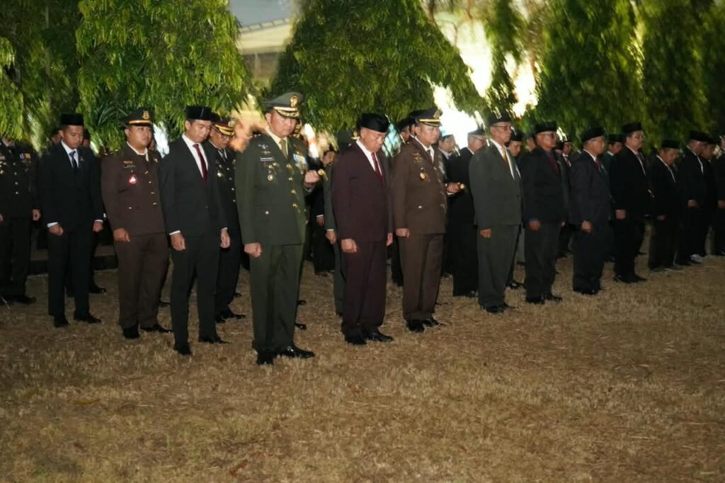 Danrem 071/Wijayakusuma memimpin Apel Kehormatan dan Renungan Suci (AKRS) memperingati Hari Proklamasi ke-81 Republik Indonesia di Taman Makam Pahlawan (TMP) Tanjung Nirwana, Purwokerto, Minggu (16/8/2026). FOTO: Penrem/PORTALBMI.ID
