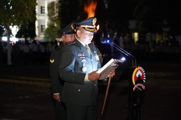 Danrem 071/Wijayakusuma memimpin Apel Kehormatan dan Renungan Suci (AKRS) memperingati Hari Proklamasi ke-81 Republik Indonesia di Taman Makam Pahlawan (TMP) Tanjung Nirwana, Purwokerto, Minggu (16/8/2026). FOTO: Penrem/PORTALBMI.ID