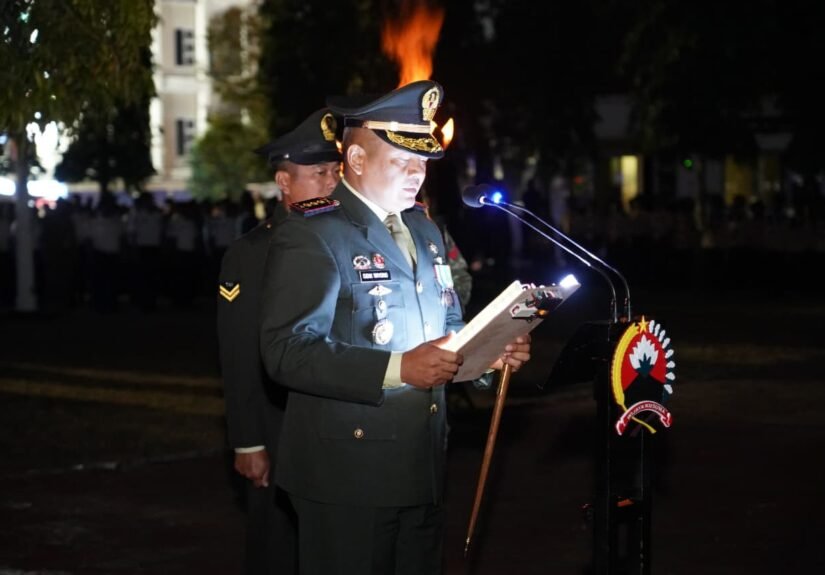 Danrem 071/Wijayakusuma memimpin Apel Kehormatan dan Renungan Suci (AKRS) memperingati Hari Proklamasi ke-81 Republik Indonesia di Taman Makam Pahlawan (TMP) Tanjung Nirwana, Purwokerto, Minggu (16/8/2026). FOTO: Penrem/PORTALBMI.ID