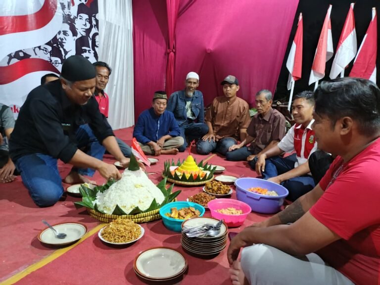 Malam tirakatan memperingati Hari Kemerdekaan Republik Indonesia ke 81 dirayakan meriah oleh warga Jalan Jatisari. FOTO: Imam06/PORTALBMI.ID
