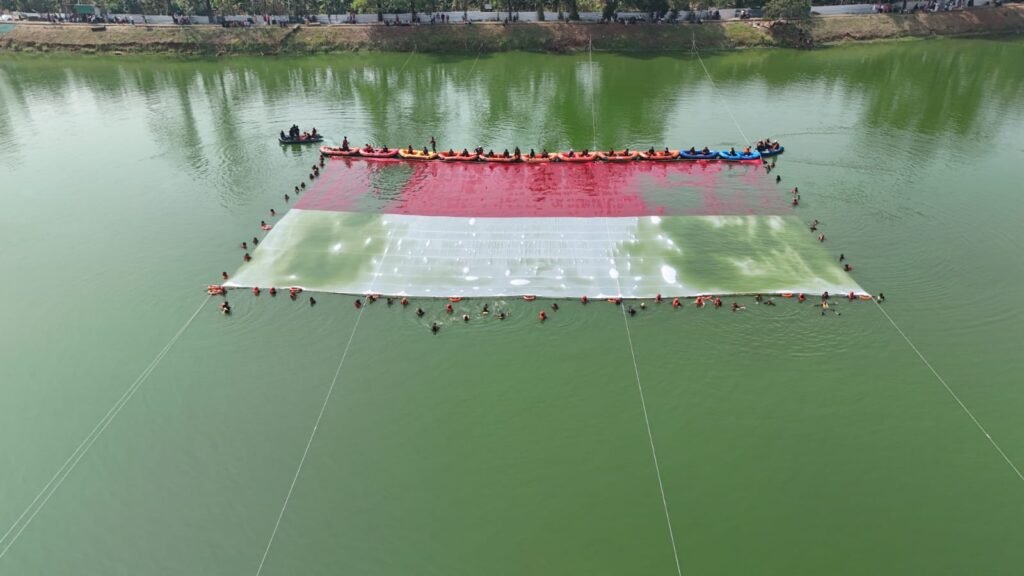 Puncak kegiatan ditandai dengan pembentangan Bendera Merah Putih berukuran raksasa di perairan Situ Gintung. FOTO: Forum Potensi Tangsel/PORTALBMI.ID