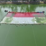 Puncak kegiatan ditandai dengan pembentangan Bendera Merah Putih berukuran raksasa di perairan Situ Gintung. FOTO: Forum Potensi Tangsel/PORTALBMI.ID