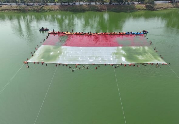 Puncak kegiatan ditandai dengan pembentangan Bendera Merah Putih berukuran raksasa di perairan Situ Gintung. FOTO: Forum Potensi Tangsel/PORTALBMI.ID