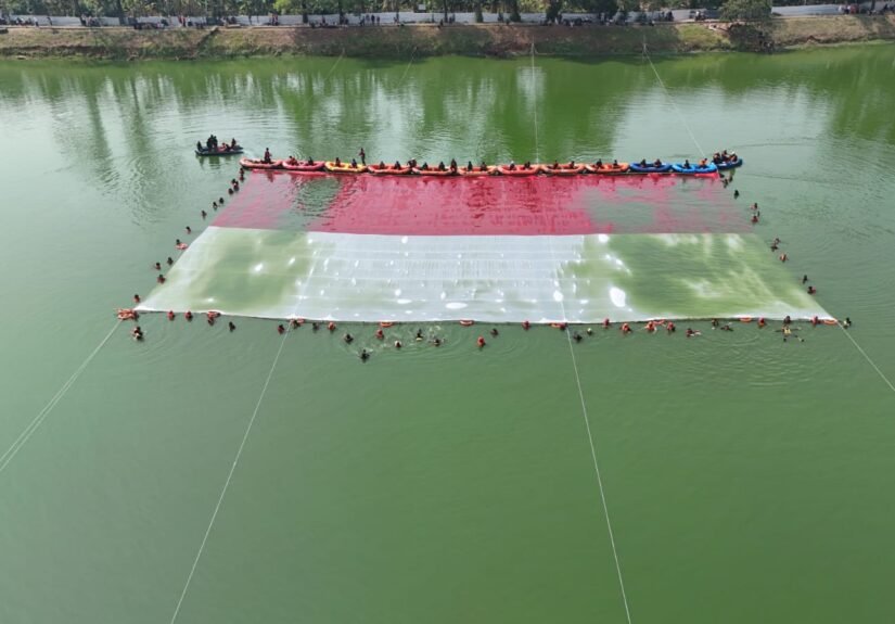 Puncak kegiatan ditandai dengan pembentangan Bendera Merah Putih berukuran raksasa di perairan Situ Gintung. FOTO: Forum Potensi Tangsel/PORTALBMI.ID