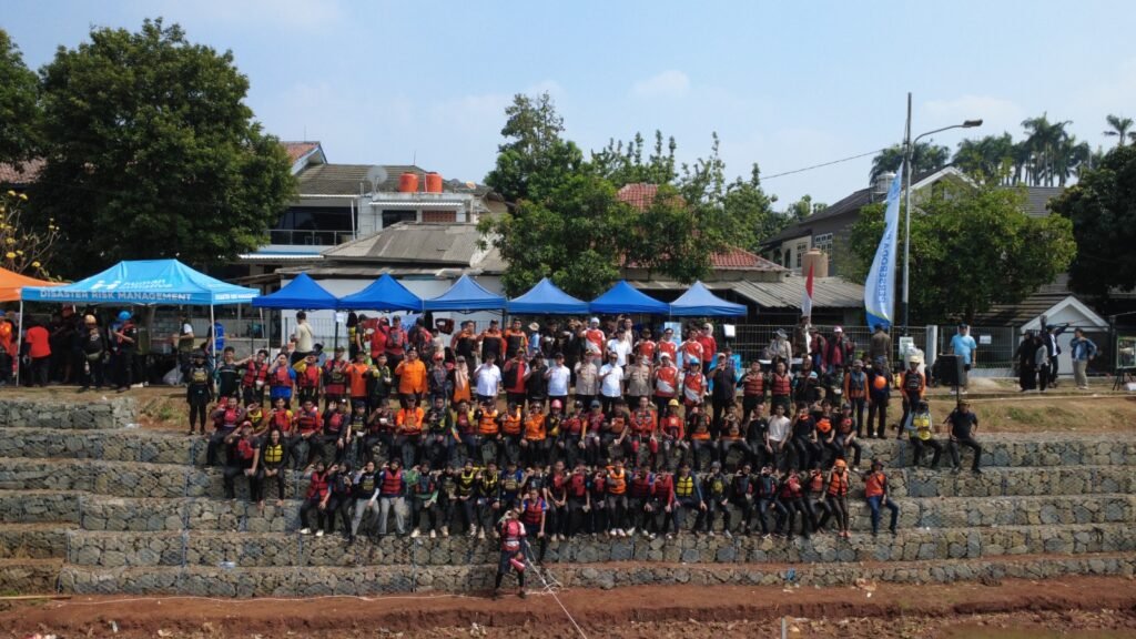 Puncak kegiatan ditandai dengan pembentangan Bendera Merah Putih berukuran raksasa di perairan Situ Gintung. FOTO: Forum Potensi Tangsel/PORTALBMI.ID