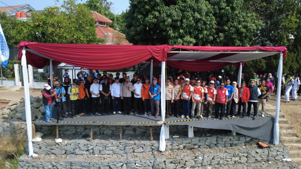 Puncak kegiatan ditandai dengan pembentangan Bendera Merah Putih berukuran raksasa di perairan Situ Gintung. FOTO: Forum Potensi Tangsel/PORTALBMI.ID