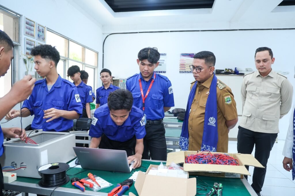 Pemprov Banten dan industri terus mengembangkan pendidikan vokasi untuk menekan pengangguran terbuka dengan meluncurkan berbagi proyek percontohan di tingkat SMK. FOTO: PORTALBMI.ID