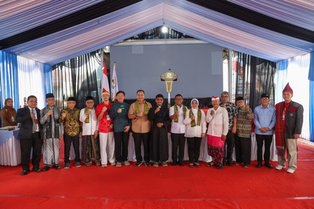 Tarian Kabasaran dari masyarakat Minahasa menjadi bagian dari rangkaian acara Harmony Speech Festival Berbasis Dalil Kitab Suci Lintas Agama. FOTO: PORTALBMI.ID