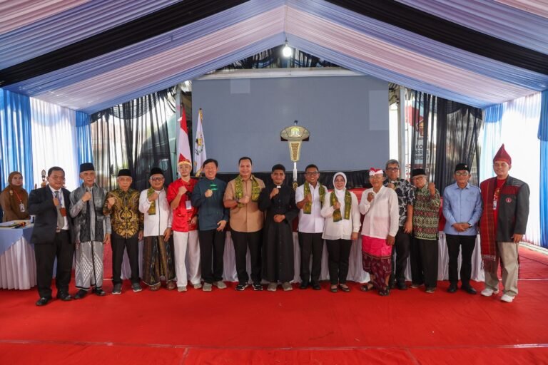 Tarian Kabasaran dari masyarakat Minahasa menjadi bagian dari rangkaian acara Harmony Speech Festival Berbasis Dalil Kitab Suci Lintas Agama. FOTO: PORTALBMI.ID