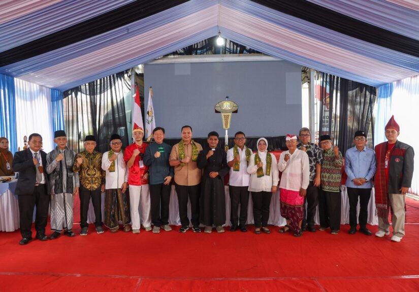 Tarian Kabasaran dari masyarakat Minahasa menjadi bagian dari rangkaian acara Harmony Speech Festival Berbasis Dalil Kitab Suci Lintas Agama. FOTO: PORTALBMI.ID
