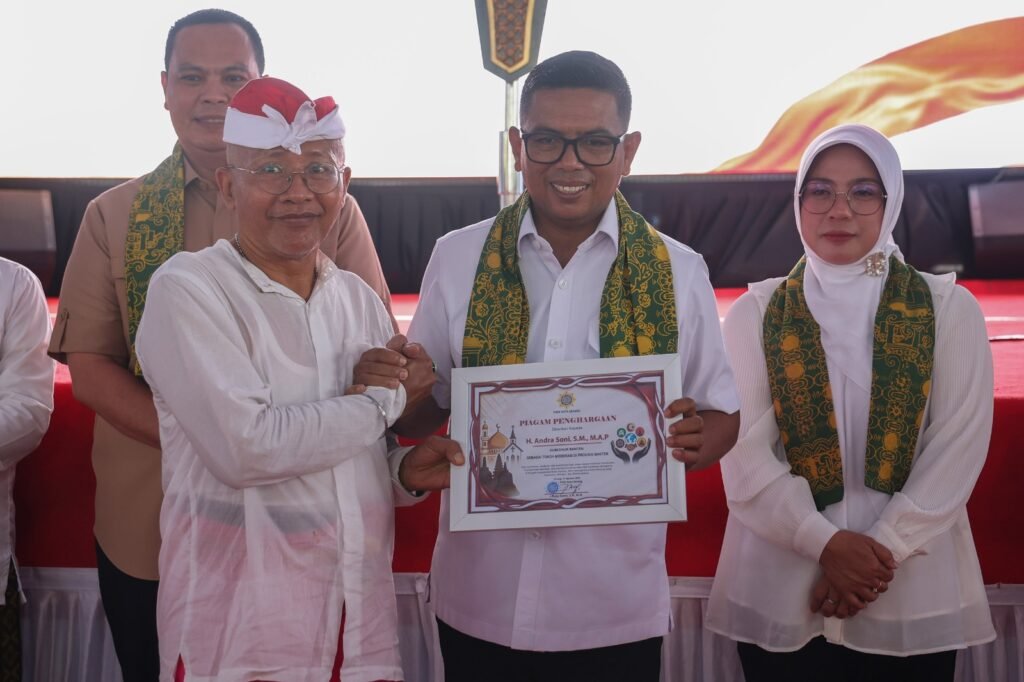 Tarian Kabasaran dari masyarakat Minahasa menjadi bagian dari rangkaian acara Harmony Speech Festival Berbasis Dalil Kitab Suci Lintas Agama. FOTO: PORTALBMI.ID