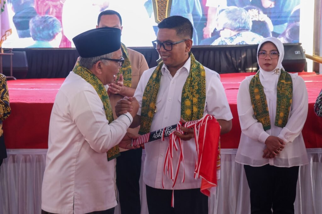Persembahkan Golok Banten dan Tarian Kabasaran sebagai pengantar dari Minahasa. FOTO: PORTALBMI.ID