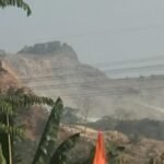 Warga memprotes aktivitas blasting atau peledakan yang dilakukan PT Gama Bojonegara Jaya, Jumat (21/8/2026). FOTO: PORTALBMI.ID