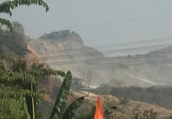 Warga memprotes aktivitas blasting atau peledakan yang dilakukan PT Gama Bojonegara Jaya, Jumat (21/8/2026). FOTO: PORTALBMI.ID