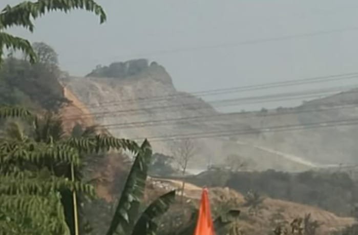 Warga memprotes aktivitas blasting atau peledakan yang dilakukan PT Gama Bojonegara Jaya, Jumat (21/8/2026). FOTO: PORTALBMI.ID