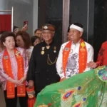 Ketua MASDA Jabar Anton Charliyan (kedua dari kiri) saat mendampingi Gubernur Jabar Dedi Mulyadi (kedua dari kanan) meresmikan Pusat Kebudayaan Tionghoa Jabar di Jl. Nana Rohana Nomor 99, Kota Bandung, Selasa (25/8/2026). FOTO: PORTALBMI.ID