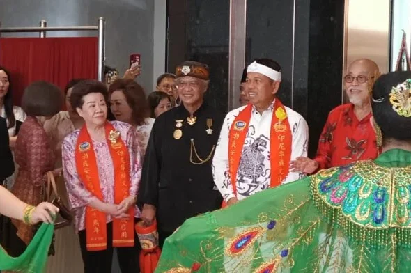 Ketua MASDA Jabar Anton Charliyan (kedua dari kiri) saat mendampingi Gubernur Jabar Dedi Mulyadi (kedua dari kanan) meresmikan Pusat Kebudayaan Tionghoa Jabar di Jl. Nana Rohana Nomor 99, Kota Bandung, Selasa (25/8/2026). FOTO: PORTALBMI.ID