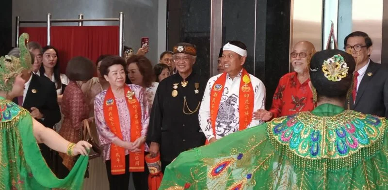 Ketua MASDA Jabar Anton Charliyan (kedua dari kiri) saat mendampingi Gubernur Jabar Dedi Mulyadi (kedua dari kanan) meresmikan Pusat Kebudayaan Tionghoa Jabar di Jl. Nana Rohana Nomor 99, Kota Bandung, Selasa (25/8/2026). FOTO: PORTALBMI.ID