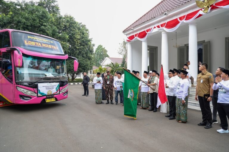 Andra Soni saat melepas delegasi Pengurus Wilayah Nahdlatul Ulama (PWNU) Provinsi Banten untuk mengikuti Muktamar Ke-35 Nahdlatul Ulama (NU) di Tambakberas, Jombang, Jawa Timur. FOTO: PORTALBMI.ID