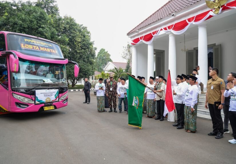 Andra Soni saat melepas delegasi Pengurus Wilayah Nahdlatul Ulama (PWNU) Provinsi Banten untuk mengikuti Muktamar Ke-35 Nahdlatul Ulama (NU) di Tambakberas, Jombang, Jawa Timur. FOTO: PORTALBMI.ID