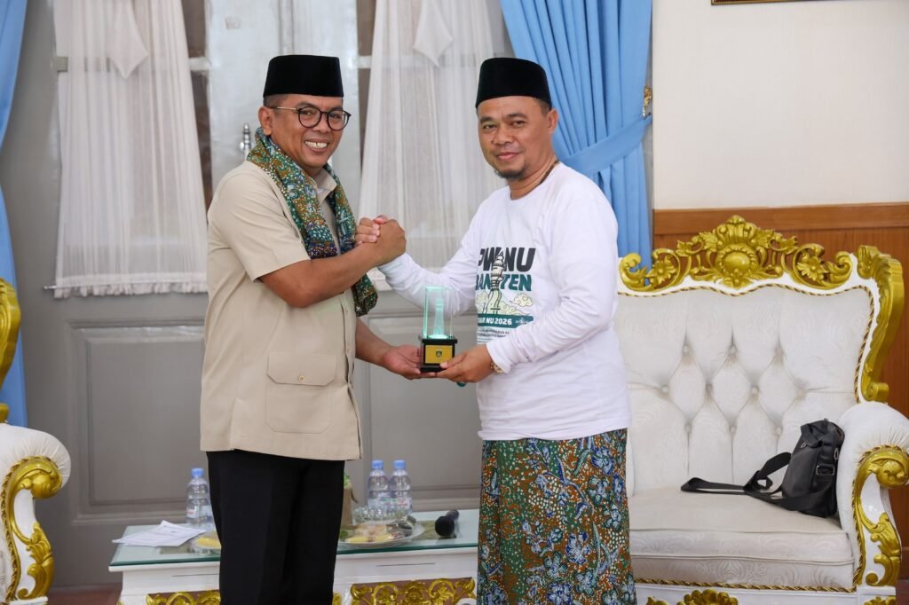 Andra Soni saat melepas delegasi Pengurus Wilayah Nahdlatul Ulama (PWNU) Provinsi Banten untuk mengikuti Muktamar Ke-35 Nahdlatul Ulama (NU) di Tambakberas, Jombang, Jawa Timur. FOTO: PORTALBMI.ID