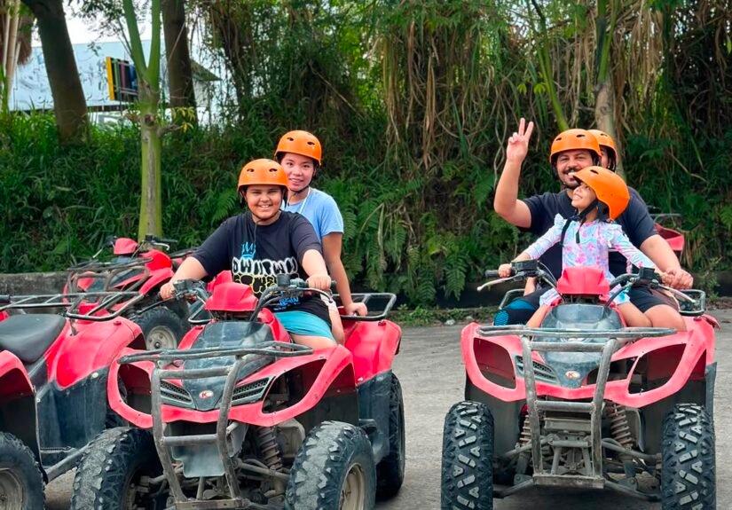 Tour Guide profesional Kadek Agus Surya kini membuka layanan lengkap buat wisatawan domestik maupun mancanegara. FOTO: Santi07/PORTALBMI.ID