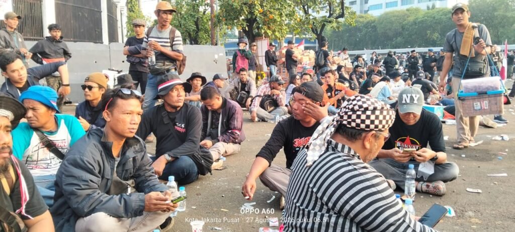 Suasana terkini Aksi demo yang dimotori oleh Aliansi Rakyat Indonesia Bersatu (ARIB) dan didukung Aliansi Masyarakat Pembela Bangsa (AMPB), yang dipimpin oleh Tokoh Pati, Teguh, dan Botok. FOTO: Imam06/PORTALBMI.ID