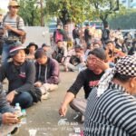 Suasana terkini Aksi demo yang dimotori oleh Aliansi Rakyat Bersatu Indonesia (ARBI) dan didukung Aliansi Masyarakat Pembela Bangsa (AMPB), yang dipimpin oleh Tokoh Pati, Teguh, dan Botok. FOTO: Imam06/PORTALBMI.ID