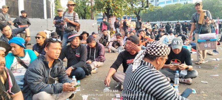 Suasana terkini Aksi demo yang dimotori oleh Aliansi Rakyat Bersatu Indonesia (ARBI) dan didukung Aliansi Masyarakat Pembela Bangsa (AMPB), yang dipimpin oleh Tokoh Pati, Teguh, dan Botok. FOTO: Imam06/PORTALBMI.ID