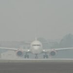 Sebuah pesawat udara bersiap lepas landas di Bandara Sultan Thaha yang diselimuti kabut asap karhutla, Jambi, Senin (23/9/2019). Foto: ANTARA FOTO/Wahdi Septiawan