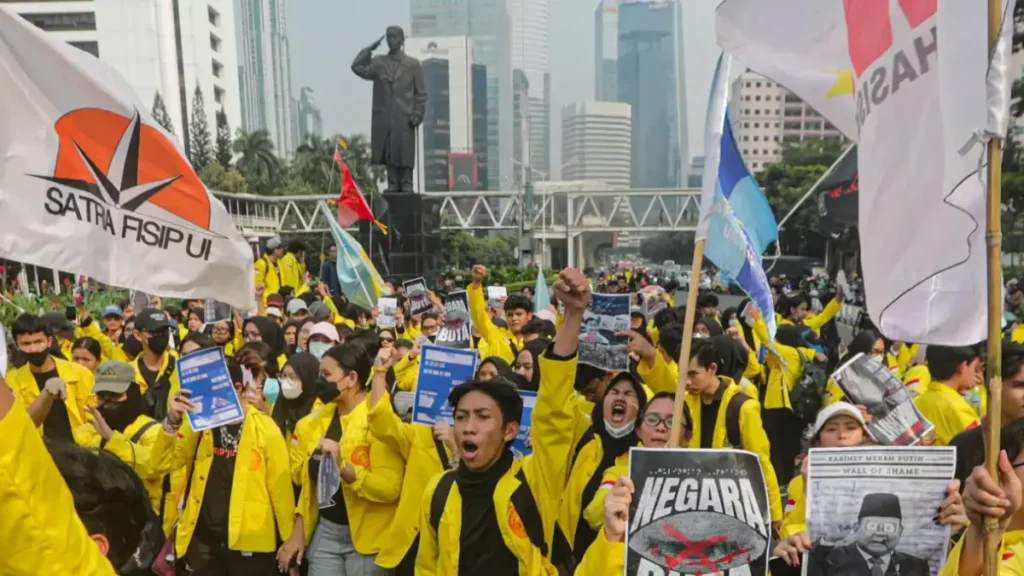 ILUSTRASI sejumlah mahasiswa menggelar aksi demo berjalan kaki menuju Bundaran Hotel Indonesia, Jakarta, Jumat (12/6/2026).