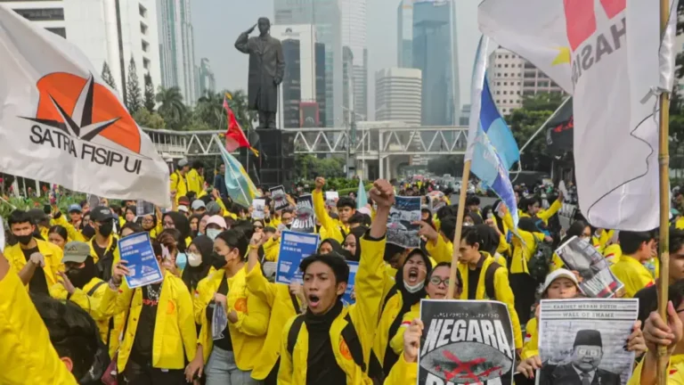 ILUSTRASI sejumlah mahasiswa menggelar aksi demo berjalan kaki menuju Bundaran Hotel Indonesia, Jakarta, Jumat (12/6/2026).