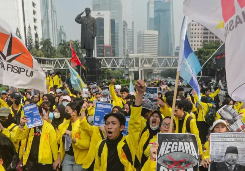 ILUSTRASI sejumlah mahasiswa menggelar aksi demo berjalan kaki menuju Bundaran Hotel Indonesia, Jakarta, Jumat (12/6/2026).